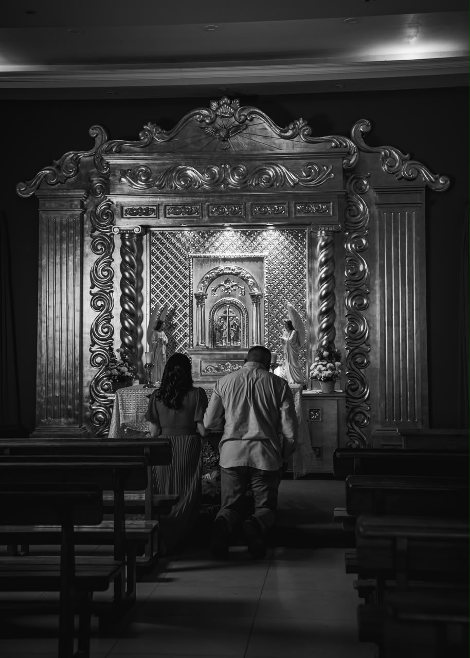 Mariana y Maynor frente al altar de la iglesia